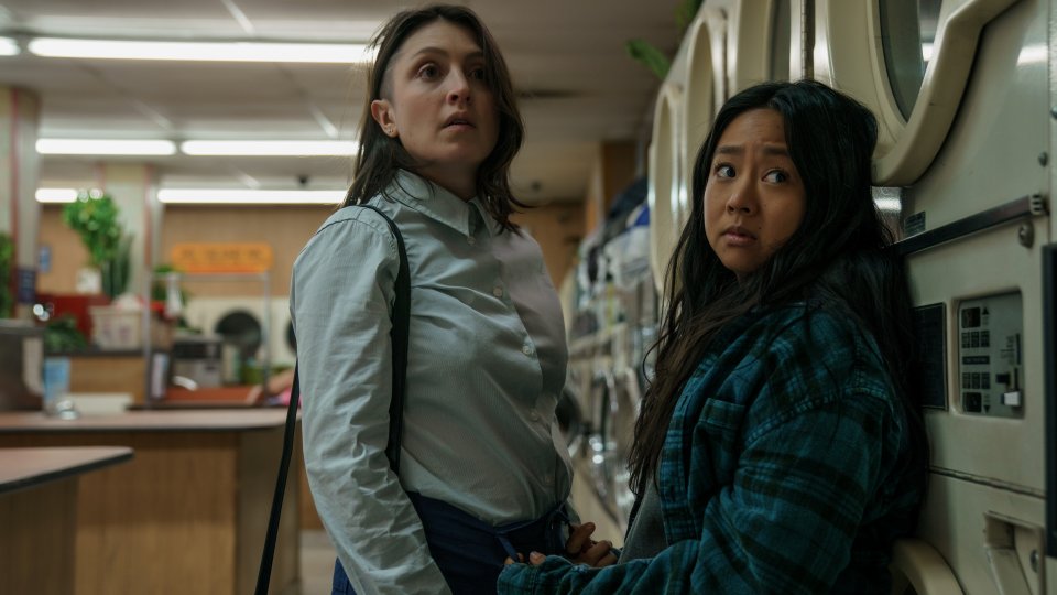 Joy (Stephanie Hsu, rechts) und Freundin Becky (Tallie Medel)