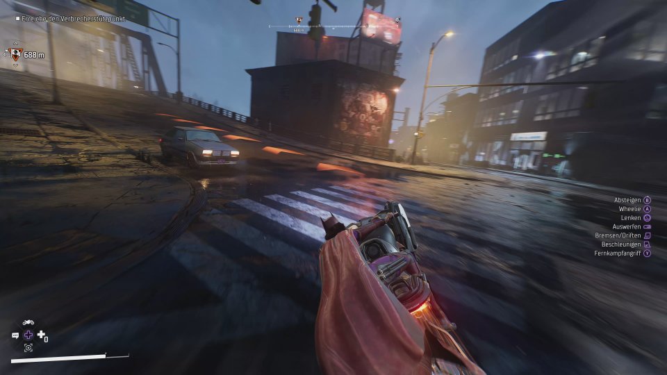 <strong>Die Verkörperung in Form eines Motorrads: </strong>Dass man sich gegen nervige Panzerfahrten entschieden hat, ist erfreulich, doch im gleichen Atemzug verpasst es das Entwicklerteam, dem Batcycle irgendeinen Sinn zu verleihen. Dabei steht das gar nicht mal so flotte Gefährt für das gesamte Spielproblem. Elemente wurden eingebaut, warum genau weiß aber keiner.