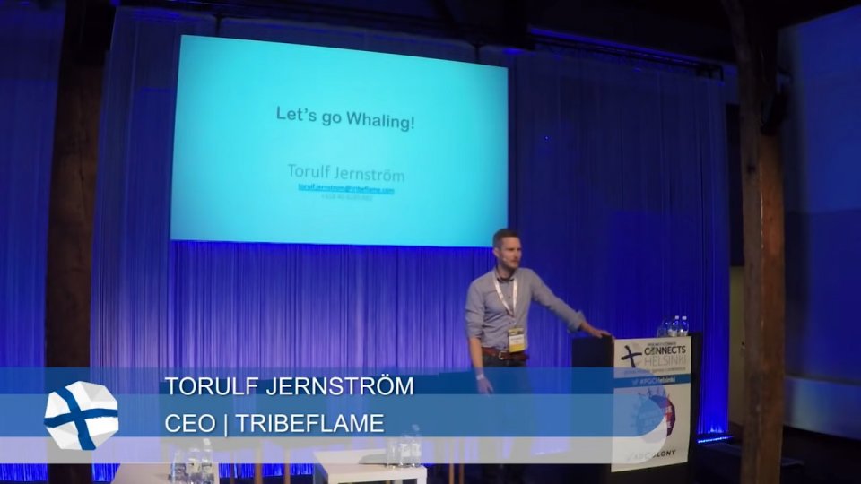 Moralischer Bankrott: Der CEO von Tribeflame, Torulf Jernström hält seine berüchtigte Rede, in der er die besten Arten der Manipulation zusammenfasst und erklärt. Auf der Leinwand seht ihr den Schriftzug 'Lasst uns Wale jagen!'