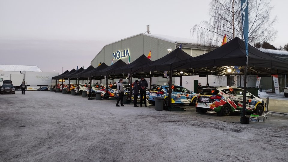 Diverse geparkte Rallye-Wagen in der Service Area von Umea.