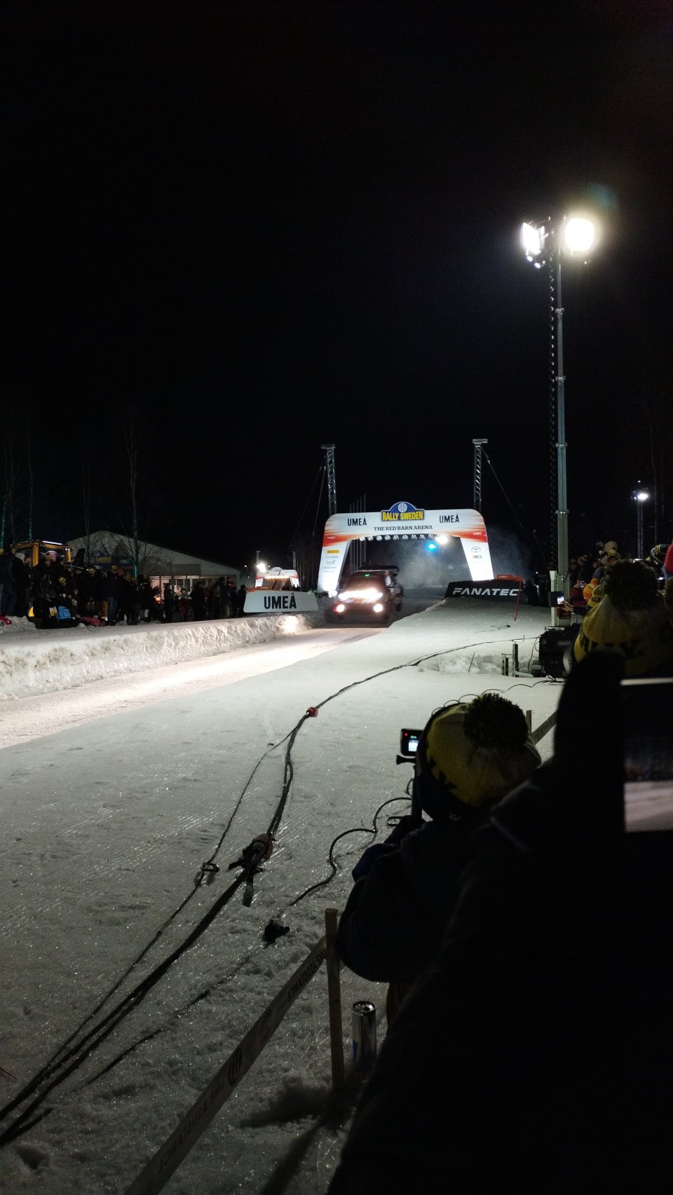 Ein Rallye-Auto fliegt über eine verschneite Sprungschanze