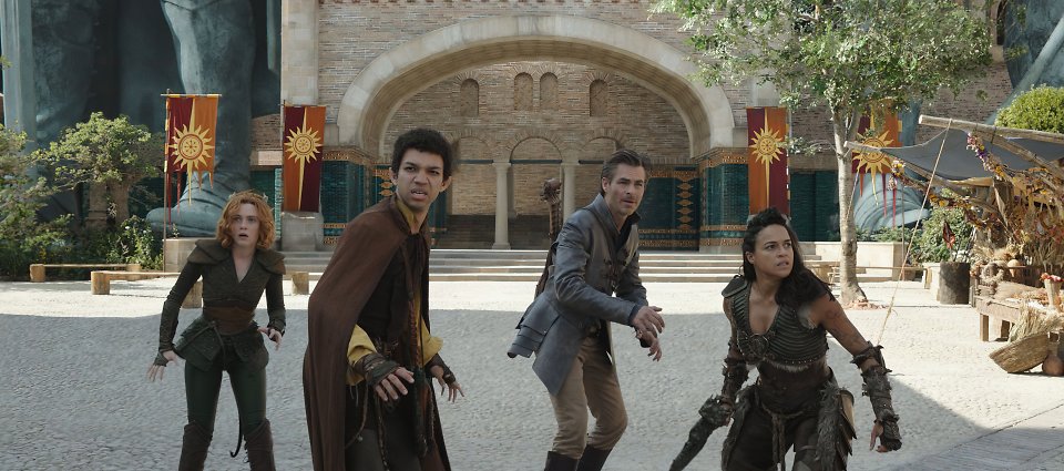 Gruppenszene in Dungeons and Dragons: Ehre unter Dieben. Von links: Doric (Sophia Lillis), Simon (Justice Smith), Edgin (Chris Pine), Holga (Michelle Rodriguez)