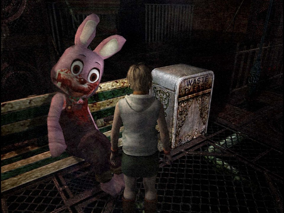 Heather Mason aus Silent Hill 3 betrachtet ein blutiges, pinkes Stoffkaninchen.