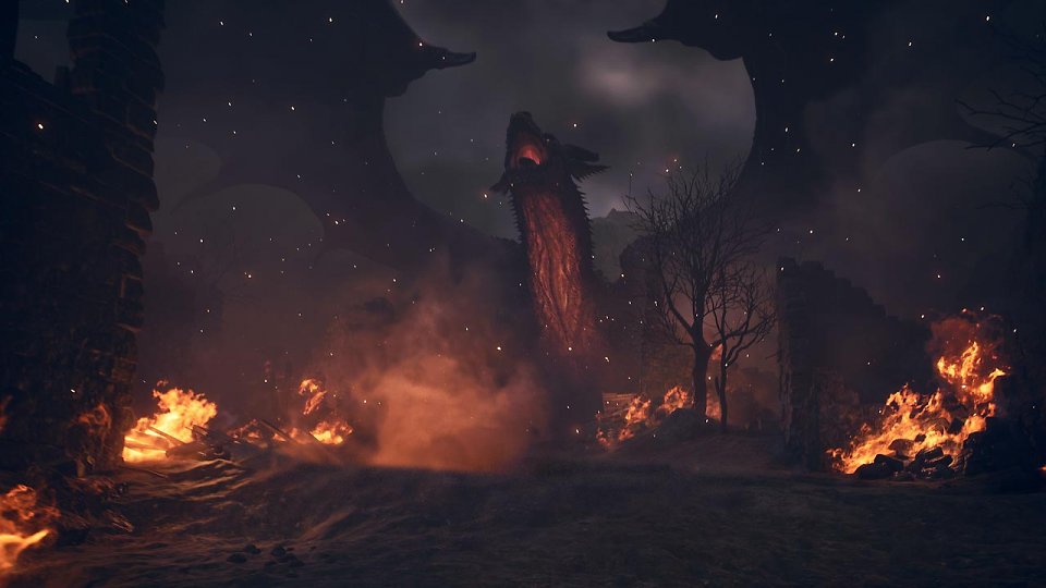 Der rote Drache streckt von Feuer und Rauch umhüllt seinen Kopf in die Luft.