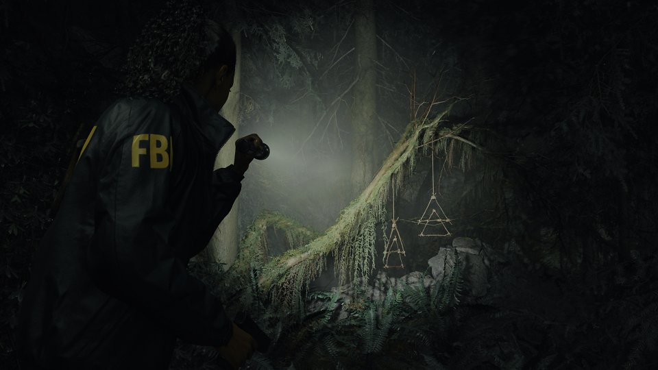 Saga Anderson im Wald in Alan Wake 2