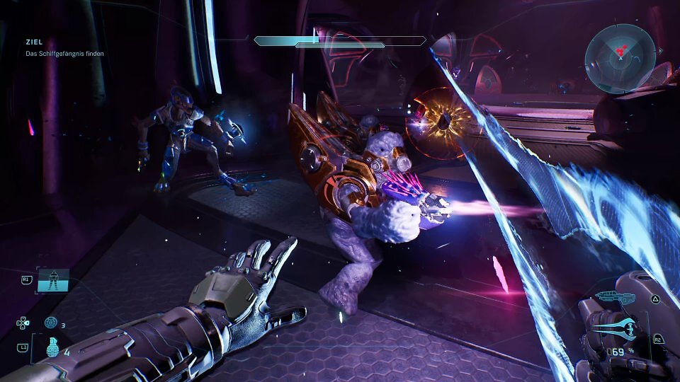 Ihr dürft nun auch neue Waffen aus späteren Halo-Spielen nutzen, darunter das Energieschwert. Das wertet die Kämpfe spürbar auf.